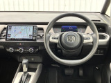 水平基調でスッキリとしたフロントビュー。広く見渡せて運転に安心をもたらします