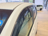 【ドアバイザー】雨の日でも窓を少し開けて換気可能。車内を快適に保ち、日常の使用も安心です。