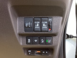 パワースライドドアの開閉はスマートキーのリモコンやドアノブは勿論、運転席側のスイッチ操作でも開閉ができ、安全・簡単です。