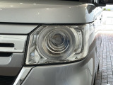 LEDヘッドライトは、点灯の瞬間から最大光量を発揮し、突然暗くなるトンネルなどでの安定感を高めます。
