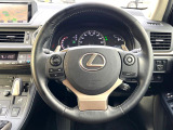 【純正革巻きステアリング】上質な革を使用することで、手にしっかり馴染みとても運転しやすいハンドルです♪
