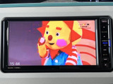 停車中には、TVや映像コンテンツをお楽しみいただけます。待ち時間や休憩時間に、リラックスできる空間を提供します。