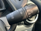 操作しやすいウインカーレバーは、スムーズな車線変更や右左折をサポート。直感的な操作感で、安全運転に貢献します。