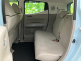 後部座席も広々としており、ゆったりとくつろげます。左右独立したシートで、プライベート空間も確保できます。
