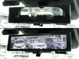 インテリジェント ルームミラーは、車両後方のカメラ映像をミラー面に映し出すので、車内の状況や、天候などに影響されず、いつでもクリアな後方視界が得られます