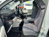 運転席からの視界は広く、運転操作もスムーズに行えます。シンプルで操作しやすいインストルメントパネルも好印象です。