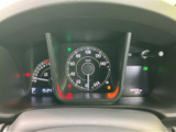 視認性の高いメーター類で、運転に必要な情報を的確に把握できます。落ち着いたデザインが、ドライバーの集中力を高めます。
