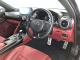 すっきりとしたデザインの内装は、さすがトヨタ車の上品さを感じます。