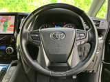 握りやすいステアリングは、運転操作をスムーズにします。操作性にも優れ、快適なドライビングを実現。長距離運転でも疲れにくい設計です。