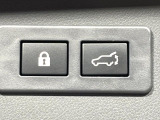 【パワーバックドア】スマートキーや運転席のボタンを押すだけでリアゲートが自動で開閉します!荷物を持っている時や、高い位置にあるバックドアを閉める際に便利な機能です♪