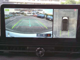 空から見下ろすような視点で、スムーズな駐車と安全確認をサポートする「アラウンドビューモニター」付です。