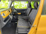 ドライバーの視界を確保した設計で、運転に集中できます。シートの形状も体にフィットし、快適なドライブをサポートします。