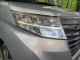 【LEDヘッドライト】悪天候や夜間走行時も良好な視界を確保し安心して運転できる高輝度LEDヘッドライトを装備!点灯速度が早く、消費電力も抑えられています。