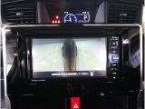 左右のサイドカメラ映像を同時に表示し、車両周囲の死角をしっかりカバー。狭い道や駐車時の接触リスクを減らし、安心して操作できる視界を確保します。