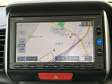 道に迷う心配なく、目的地までスムーズに導いてくれるナビゲーションシステム。運転に集中できる安心感をサポートします。