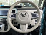 握りやすい形状のステアリングは、運転操作をスムーズにします。操作性も高く、快適なドライビングをサポートします。