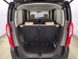 開口部も広く荷物の積み下ろしもしやすいお車となっております。シートの背もたれは5:5の割合で背もたれを可倒でき、前後のシートスライドもできるので荷室をひろげることができます。