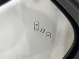 【ブラインドスポットモニター】走行中、ドアミラーの死角になりやすい箇所に後続車が接近するとサイドミラーのレンズに警告を表示!ドライバーに注意喚起をしてくれます。