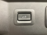 パワーリフトゲートは運転席とリフトゲート側、さらにアドバンストキーでも開閉が可能!開度は無段階にメモリー設定もできます。ゲート内側にタッチセンサーを配置し、手などを挟み込む危険を低減します。