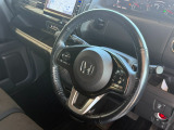 【ステアリングスイッチ】が付いており運転中に前方から目線をそらすことなくオーディオ等の操作が可能なので安心・快適にカーライフをお楽しみいただけます。