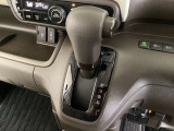 CVT車のセレクトレバーです。低速から高速まで、変速ショックのないスムーズな走りを実現するとともに、エンジン効率のよい領域を維持することで燃費にも貢献します。