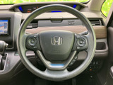 握りやすいステアリングは、運転操作をスムーズにします。オーディオやハンズフリー通話など、便利な機能も操作可能です。