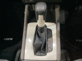 「e:HEV」搭載車です。日常シーンのほとんどをモーターで走行し、高速クルージングなどモーターよりもエンジンの方が効率が良い領域はエンジンで走行、あらゆる領域で優れた燃費走行を実現します。