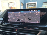 ヘッドアップディスプレイで少ない視線移動で車速をご確認いただけます。不要な場合はオフにもできますのでご安心ください。