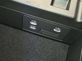 充電用USB端子付き。スマートフォンなどの充電に便利です。