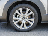18インチ純正アルミホイールを装備。タイヤサイズは215/55R18となります。
