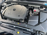 【T4エンジン(2.0L直列4気筒直噴ターボエンジン)】排気量を抑えながら、力強いパワーを発揮するまったく新しいボルボのエンジン。ゆとりあるドライビングプレジャーと心地よいドライビングフィールも実現。