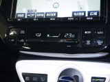 【オートエアコン】設定した温度になるように車が自動で風量や吹き出し口、冷暖房の強さを調整してくれるエアコンです。一度温度を設定すれば、自動で快適な室温を保ってくれるので運転に集中しやすいですよ♪