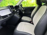 運転しやすい視点と、操作しやすい位置に配置されたスイッチ類が、快適なドライビングをサポートします。