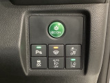 Hondaセンシング用の、VSA(ABS+TCS+横滑り抑制)解除と路外逸脱抑制機能のオンオフスイッチなどはハンドルの右側に装備しています。燃費に役立つECONボタンもここです。