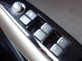 窓の開閉は電動(パワーウィンド)になりますので、便利ですよね。