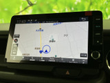 鮮明な地図表示で、目的地までスムーズに。渋滞情報もリアルタイムで確認でき、最適なルートを提案します。遠出も安心です。