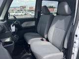 運転しやすい視界と、操作しやすい配置が魅力です。シンプルなデザインながらも、必要な機能はしっかり備わっています。快適な運転環境を提供します。