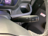 操作しやすい位置に配置されたウインカーレバー。スムーズな操作で、安全な車線変更をサポートします。