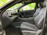 ドライバーの視界を確保する、広々とした空間。操作しやすい配置で、運転に集中できます。快適なドライビングポジションを実現しています。