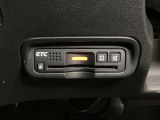 ハンドルの左下にETCがついています。高速道路の料金所の通過も楽々です。 カードの取り出しもしやすい場所についています。