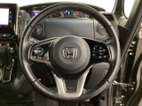 ハンドルにHondaセンシング系のクルーズコントロールやレーンキープアシストなどのスイッチと、オーディオの操作スイッチが装備されています。ハンドルから手を離さず安全に操作できます。