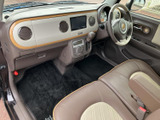 運転しやすい配置のメーター類。操作性にも優れており、スムーズな運転をサポートします。落ち着いた雰囲気も魅力です。