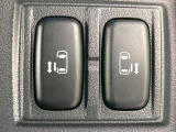 【両側パワースライドドア】スマートキーや運転席のスイッチで後席両側スライドドアの開閉が可能♪電動だから力を入れてドアを開ける必要が無く、小さなお子様でも簡単に開け閉めでき快適です♪