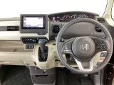 【ハンドル】運転にかかわる様々な操作を安全に行えるように視点移動が少なく操作性に配慮されたスイッチ類が凝縮されたコックピットです。