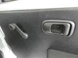 手回しで運転席助手席のガラスを開閉操作が出来ます。