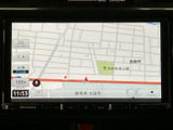 目的地設定はスムーズに行えます。高精細な地図表示で、初めての場所でも安心してドライブを楽しめます。周辺施設の情報も確認しやすい設計です。