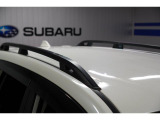 四季を通じてのレジャーや長距離ドライブなどに役立つルーフレールを装備。