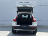 奥行きの広いトランクルームは荷物を固定するためのフックや12V電源を備えるなど、使い勝手にも配慮されています。