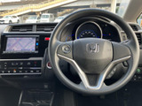 握りやすいステアリングは、運転操作をより快適にします。スムーズなハンドリングで、運転の楽しさを高めます。