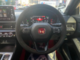 【スエードステアリング】滑りにくい素材が採用され、グリップ性能に優れたステアリングです。ハンドリング時の操作性が向上し、安心・安全な走行に貢献します。高級感あふれる見た目もいいですね♪